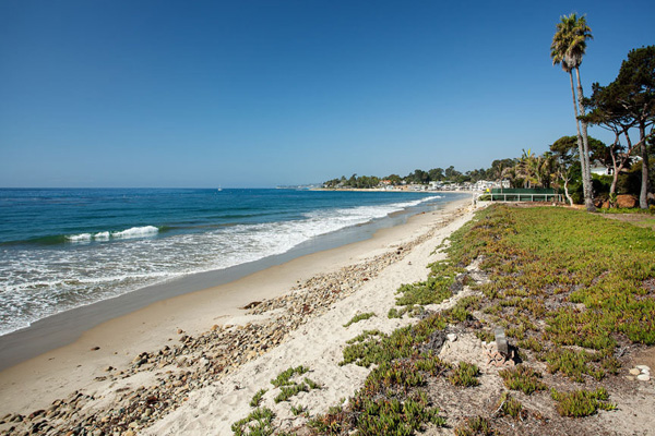 1685 Fernald Point Lane beach, a Montecito beachfront home